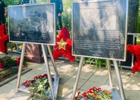 Сегодня на братском захоронении в д. Малое Думчино были открыты памятные знаки разбившемуся экипажу советского скоростного бомбардировщика и детям, расстрелянным в районе д. Головлево в годы Великой Отечественной войны